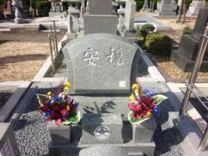 春の温かい日に、家族みんなでお墓参りしたくなるお墓です 春の温かい日に、家族みんなでお墓参りしたくなるお墓です