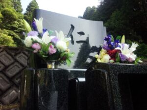 人気№1の組合せ~緑系+人気デザイン墓石 人気№1の組合せ~緑系+人気デザイン墓石