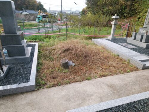 空地にお墓を建てるための基礎工事をします。